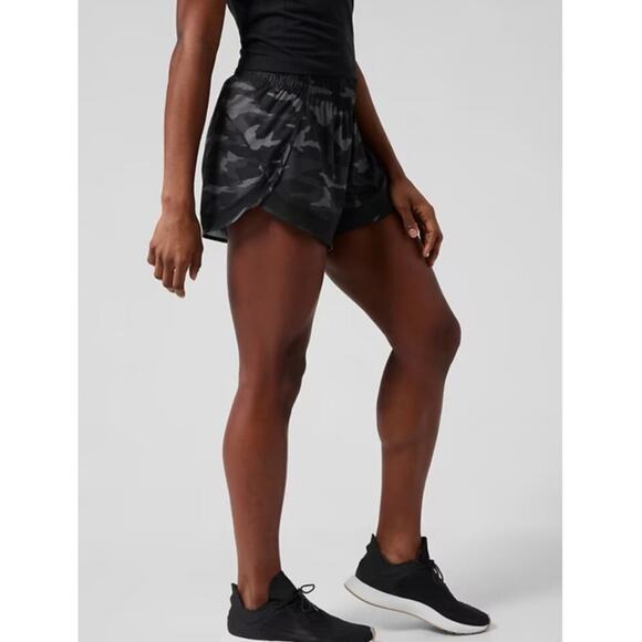 ATHLETA PRINTED MESH RACER RUN SHORT 4” black camo size large - Picture 14 of 14